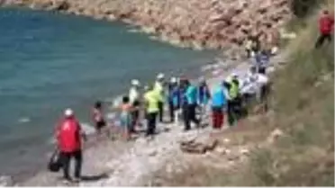 Gevaş sahilleri gönüllü gençlerle temizleniyor