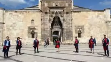 Öğrencilerden sosyal mesafeli kep töreni