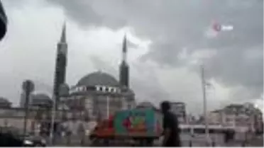 Taksim'de etkili olan yağmur vatandaşlara zor anlar yaşattı