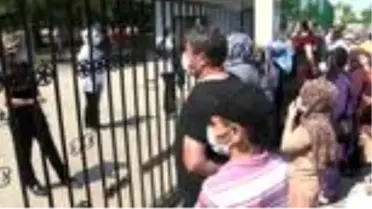 Son dakika... BURSA Öğrenciler sınıflarda ter döktü, aileleri ise dışarıda dua etti