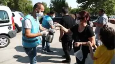 LGS sınavına gelen velilere belediye çay, su ve meşrubat dağıttı