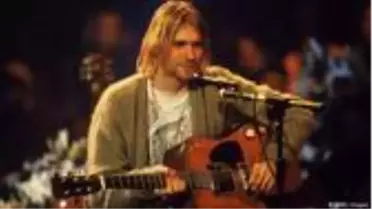 Kurt Cobain'in gitarı rekor fiyata satıldı