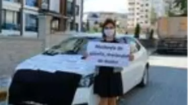 Farkındalık için otomobiline maske taktı