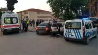 İki otomobil kafa kafaya çarpıştı, sürücüler yaralandı