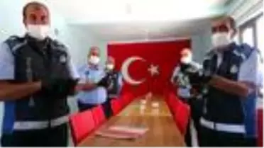 Otomobilin motoruna giren yavru kedileri gençler kurtardı