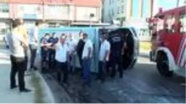 İSTANBUL-TUZLA'DA MİNİBÜSLE OTOMOBİL ÇARPIŞTI