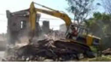Silivri'de tehlike saçan metruk yapılar yıkıldı