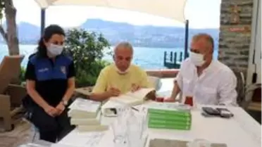 Gazeteci-Yazar Yavuz Donat yüzlerce kitabını emniyete bağışladı