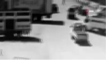 Kamyonet sürücüsünün bir anlık dalgınlığı ölümüne sebep oluyordu...Kaza anı kamerada