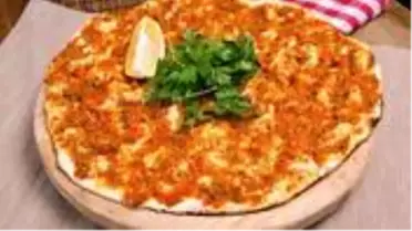Lezzet kentleri anlaşamıyor: Lahmacun sarımsaklı mı olur soğanlı mı?