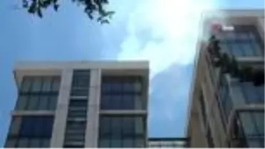 AVM çatısında yangın: 1 itfaiye eri yaralanırken, 2 kişi dumandan etkilendi