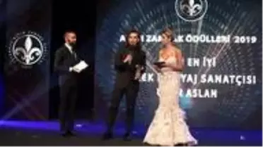 Makyaj Uzmanı Uğur Arslan'a Altın Zambak Ödülleri'nde 'Yılın En İyi Makyaj Sanatçısı' ödülü