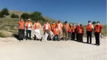 Emirdağ gönüllüleri çevre temizliği yapıyor