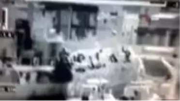 Yük gemisinde 268 düzensiz göçmenin yakalandığı operasyon kamerada