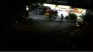 Son dakika haberleri | Kontrolden çıkan pikap önce park halindeki otobüse ardından yolda yürüyen iki vatandaşa çarptı: 2...