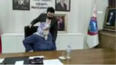 Başkan Sayan, yaşlı kadını makam koltuğunda ağırlayıp sorunlarını dinledi
