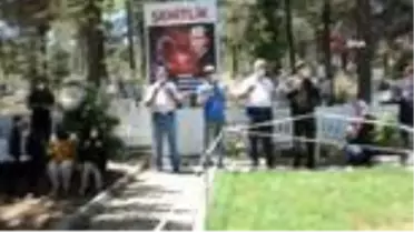 Genelkurmay Başkanlığı önünde şehit edilen Hukuk Fakültesi son sınıf öğrencisi Naci Ağaroğlu mezarı...