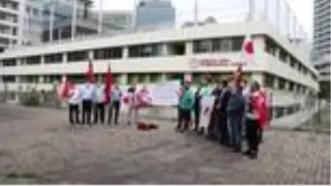 Japonya'da FETÖ'ye ait okulun önünde terör örgütü protestosu