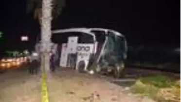 Freni boşalan yolcu otobüsü, traktör ve minibüse çarptı: 8 yaralı