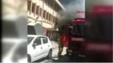 Son dakika! ZEYTİNBURNU'NDA TRAFODA ÇIKAN YANGIN NEDENİYLE SOKAĞIN ELEKTRİĞİ KESİLDİ
