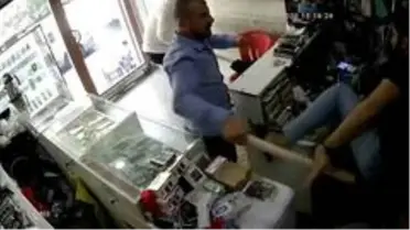 Önce telefonları incelediler, ardından esnafa saldırdılar