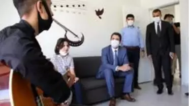 Silopi Kaymakamı Kuruca'dan görme engellilere gitar hediyesi