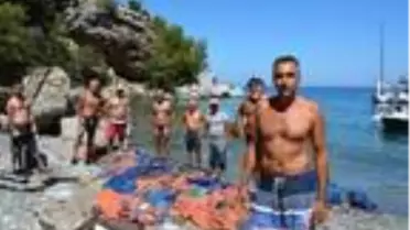 Datça'da çevreci denizciler koyları temizledi