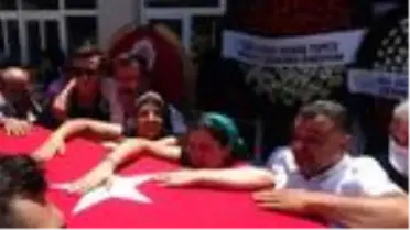 Şehit eşini, tabutunu okşayarak son yolculuğuna uğurladı