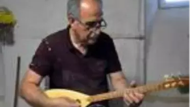 Evinde kurduğu atölyede müzik aletleri üretiyor