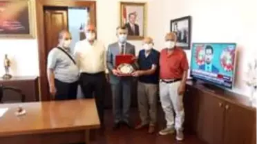 Kaymakam Sırmalı'yı plaket ile uğurladılar
