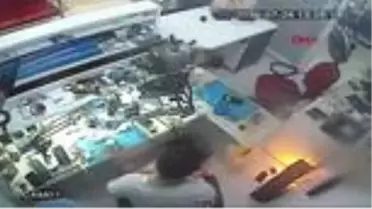Patlayan cep telefonu bir anda alev topuna döndü