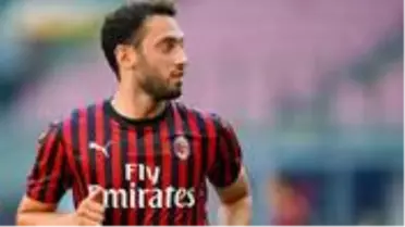 Hakan Çalhanoğlu, ayrılık iddialarını sosyal medyadan yalanladı