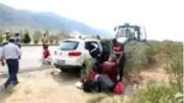 Tatilden dönen ailenin otomobili kepçeye çarptı: 6 yaralı
