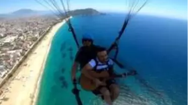800 metre yükseklikte gitar çalıp şarkı söyledi