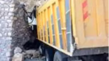 Freni boşalan kamyon dağın yamacına çarptı, sürücü öldü