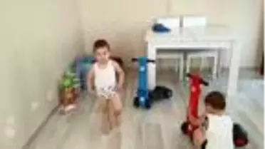 Balkondan düşerek ölen minik Hamza'dan geriye ikizi ile oynadığı görüntüler kaldı