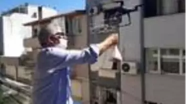 Sosyal mesafeye dikkat çekmek için kurban etini dronla gönderdi
