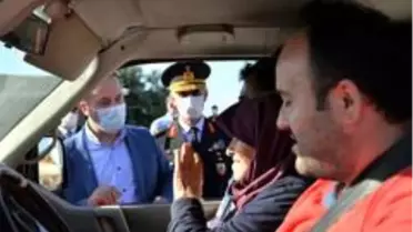 Vali, vatandaşların bayramını kutladı, çocuklara çikolata ikram etti