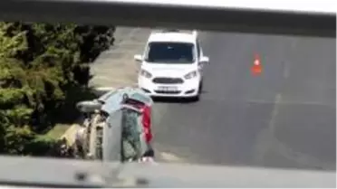 Çocuğa çarpmamak için refüje çarpıp devrilen otomobil sürücüsü yaralandı