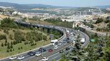 Tatilciler dönüş yoluna düşünce trafik durma noktasına geldi