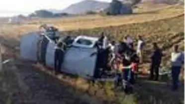 Son dakika haberi! Burdur'da hafif ticari araç, tarlaya uçtu: 3'ü çocuk 5 yaralı