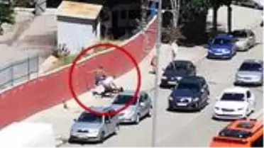Cadde ortasında annesini döven gence, tekme tokat dayak attılar