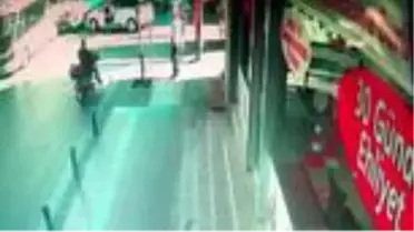 Ambulans minibüse arkadan çarptı: 1 yaralı...Kaza anı kamerada