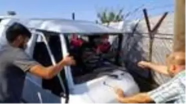 Freni boşalan minibüs elektrik direğine çarptı: 2 yaralı