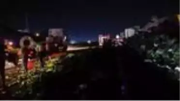 Kocaeli'de devrilen sebze yüklü tır ulaşımı aksattı