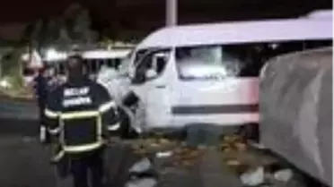 Servis ile ekmek dağıtım aracı çarpıştı: 3 yaralı