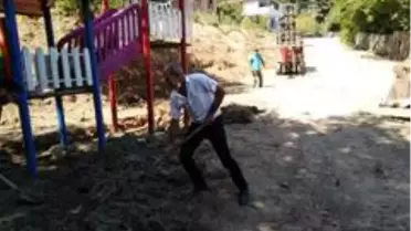 Belediye başkan yardımcısı küreği eline alıp işçilere yardım etti