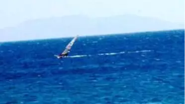 Bodrum'da sörfçünün zor anları