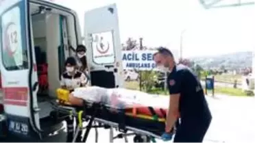 Çarptıkları motosikletteki yaralı 2 genci sopayla dövdüler