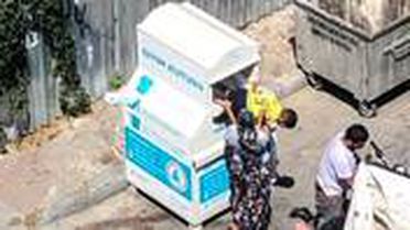 Görenlere pes dedirtti! Yardım kutusuna çocuklarını sokup kıyafet çaldılar